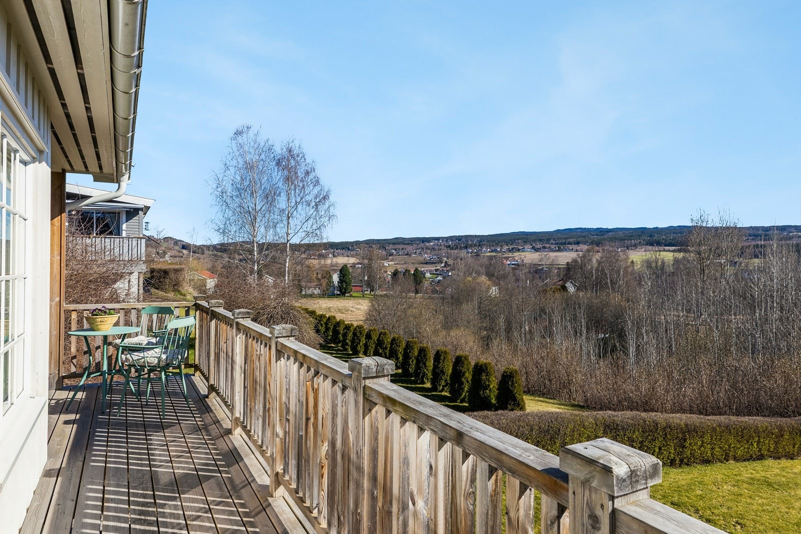 Fra stuen er det utgang til en terrasse med god plass til sittegruppe. Legg merke til den nydelige og luftige utsikten man har. Galleribilde