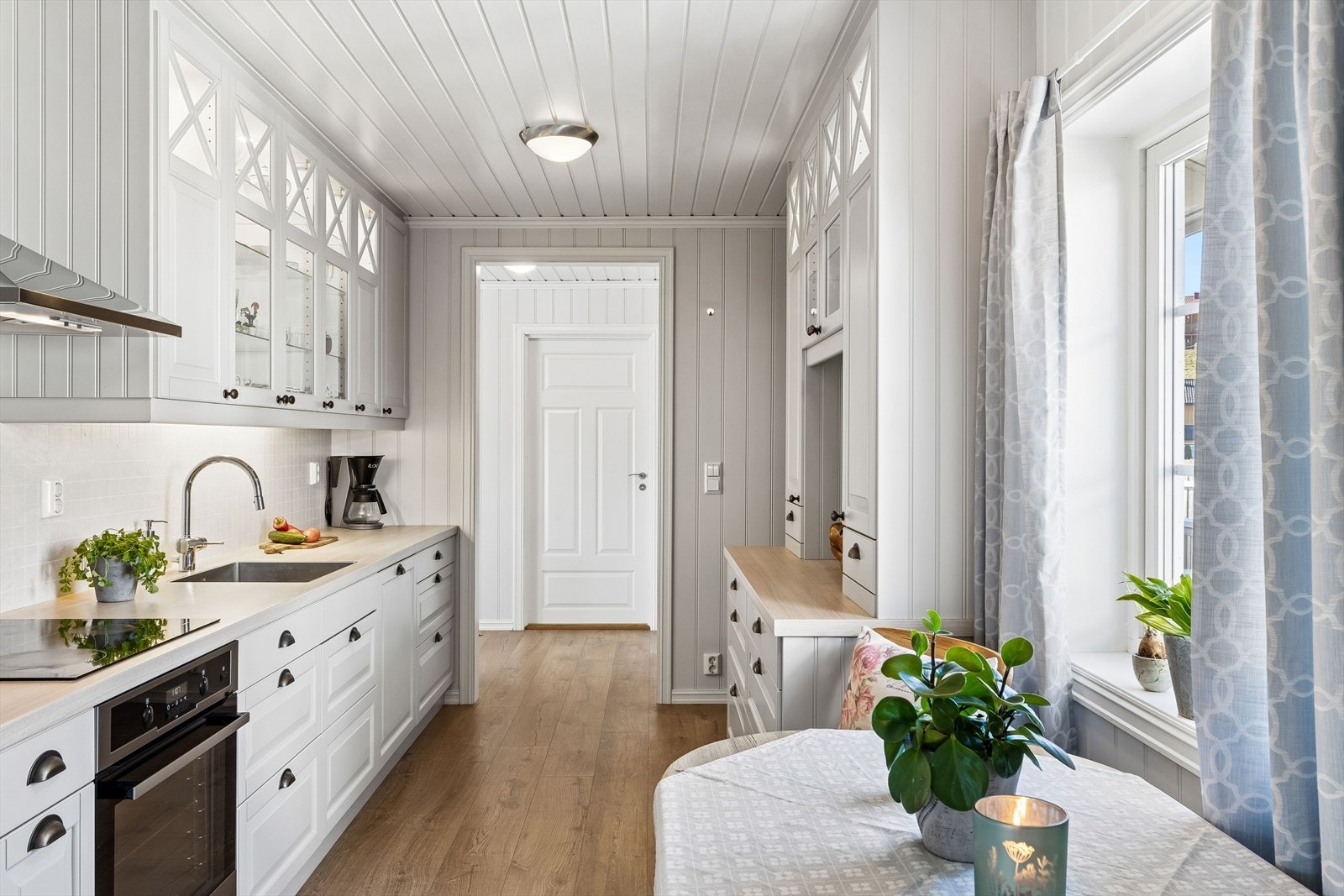En hyggelig spiseplass ved vinduet for de raske måltidene. Galleribilde