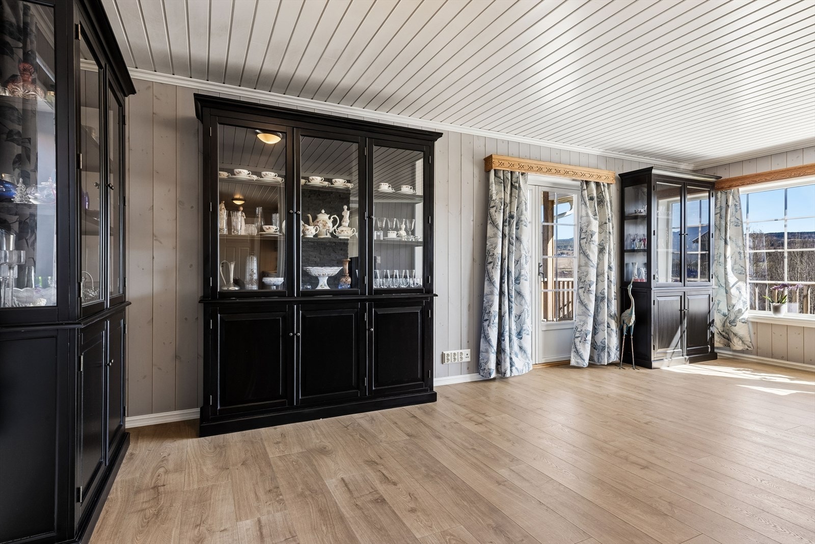 Stuen har god plass til både sofagruppe og en større spisestue. Galleribilde