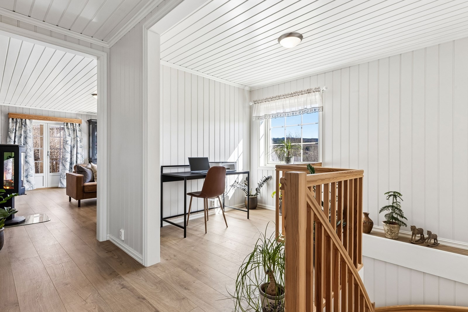I overgangen mellom stue og gang er det en naturlig plass for et hjemmekontor. Galleribilde