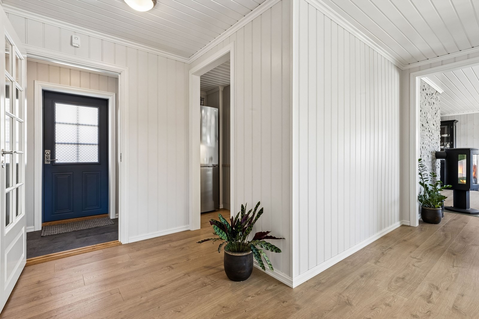 Lys og innbydende entré med god plass til å henge fra seg yttertøy. Galleribilde