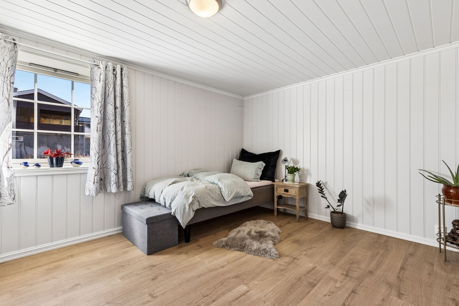 I underetasjen er det et disponibelt rom som i dag er innredet med soveplass (ikke godkjent til varig opphold). Galleribilde