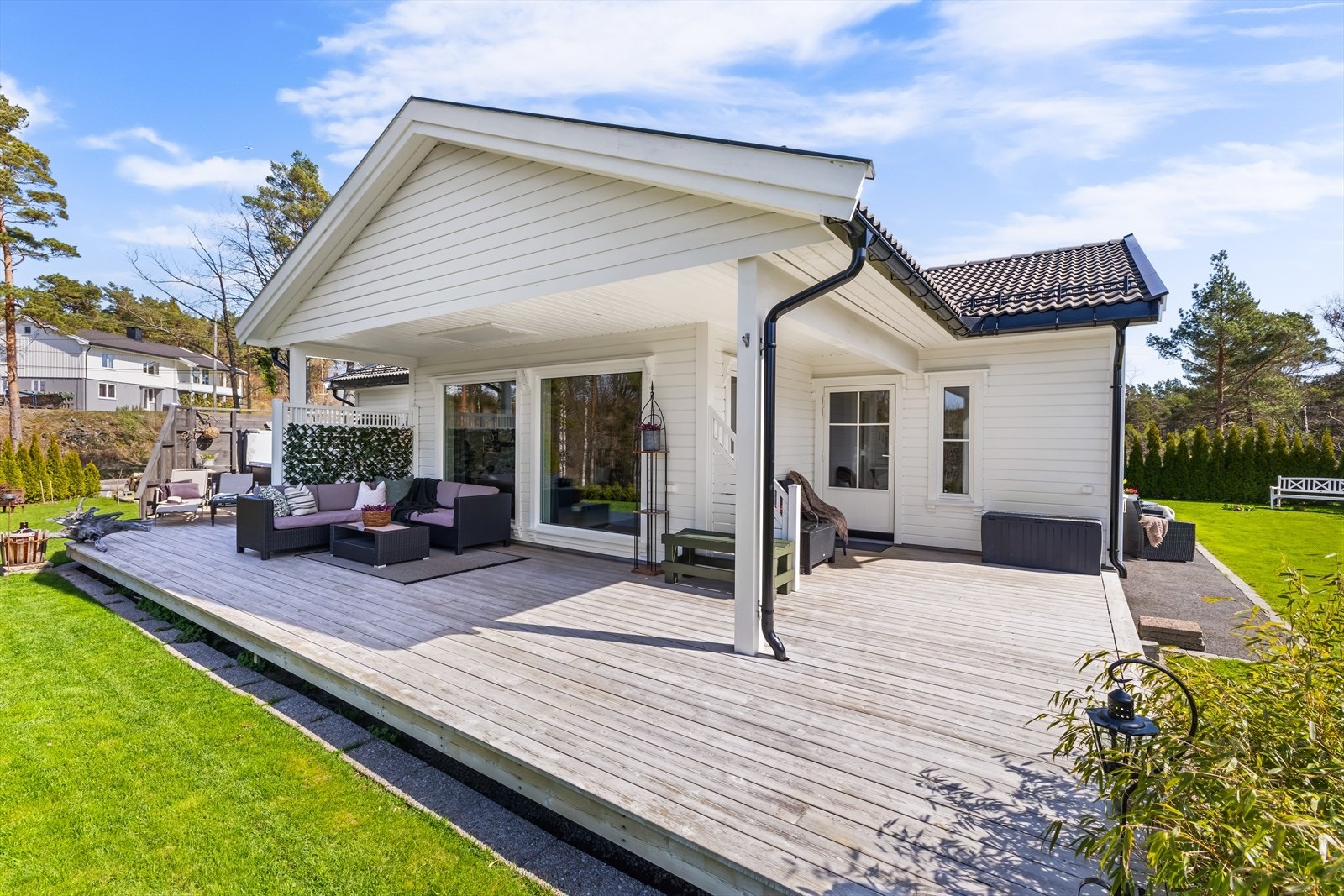 Romslig terrasse med gode møbleringsmuligheter - her kan du enkelt sette ditt eget preg og møblere etter eget ønske. Galleribilde