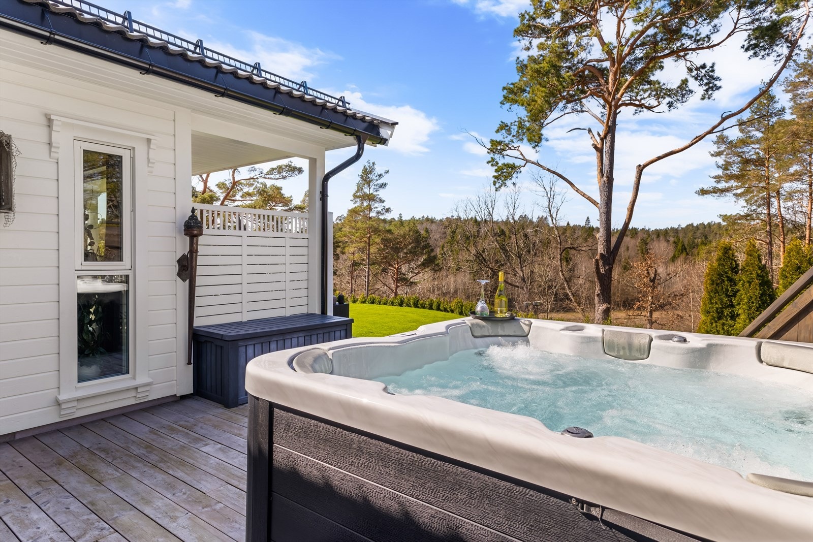 Jacuzzi medfølger handelen - et perfekt sted å senke skuldrene og finne hvilepulsen etter en lang dag. Her kan du nyte rolige stunder i varmt vann, enten alene eller sammen med gode venner, omgitt av en avslappende atmosfære. Galleribilde