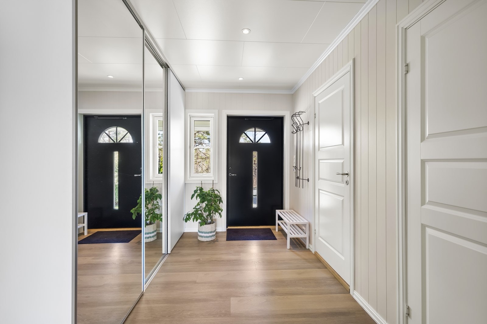 Velkommen inn i en hyggelig og romslig entré. Galleribilde