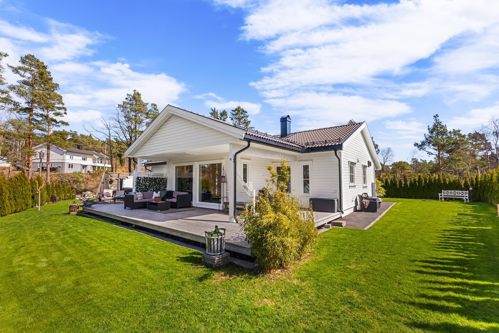 Solen står opp ved hovedinngang, går rundt hele huset og går ned ved hoved terrasse mellom 22.00 - 22.30 om sommeren. Galleribilde