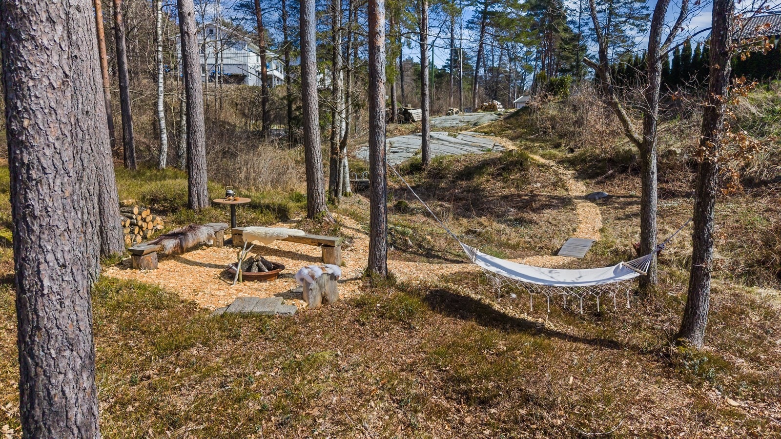 Tomten er unik opparbeidet med flotte uteplasser og sti lagt med treflis fra Niderå ned til bålplassen. Galleribilde