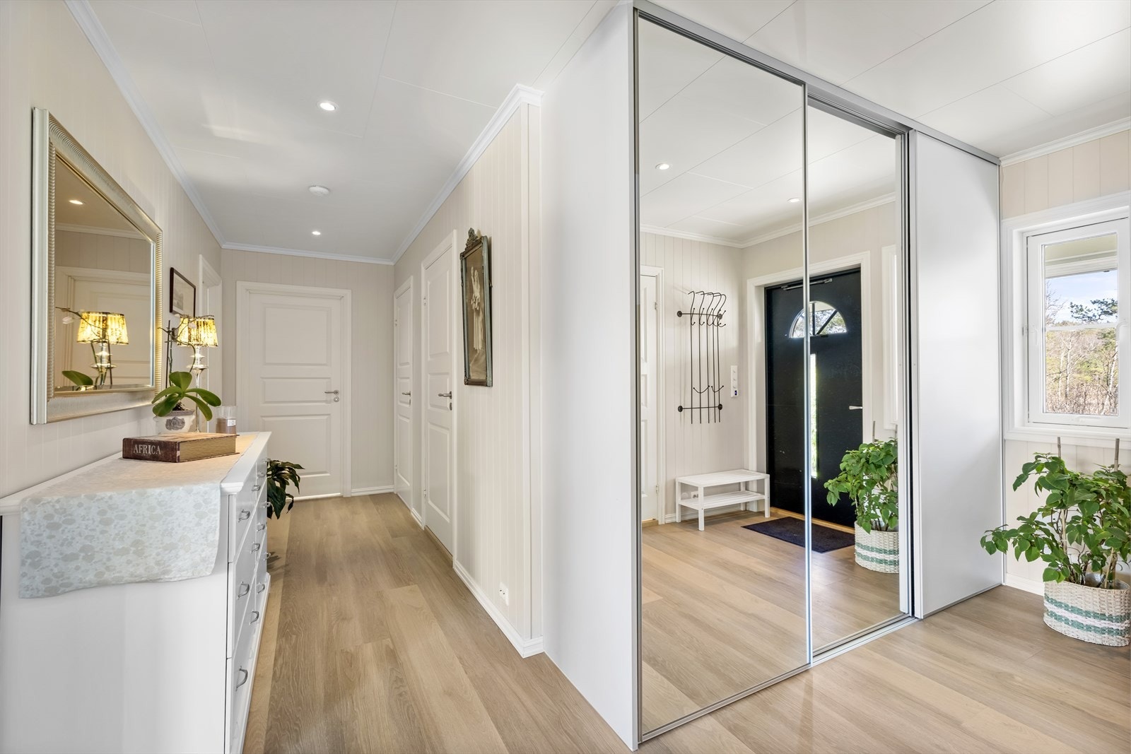 Her har du også skyvedørsgarderobe som gir gode oppbevaringsmuligheter og bidrar til et pent og ryddig førsteinntrykk. Galleribilde
