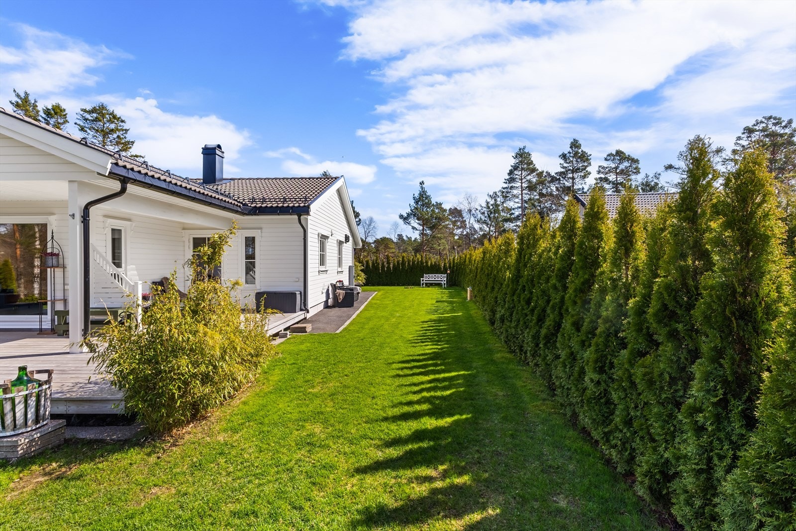 Stor og flott gressplen som strekker seg nesten rundt hele huset. Galleribilde