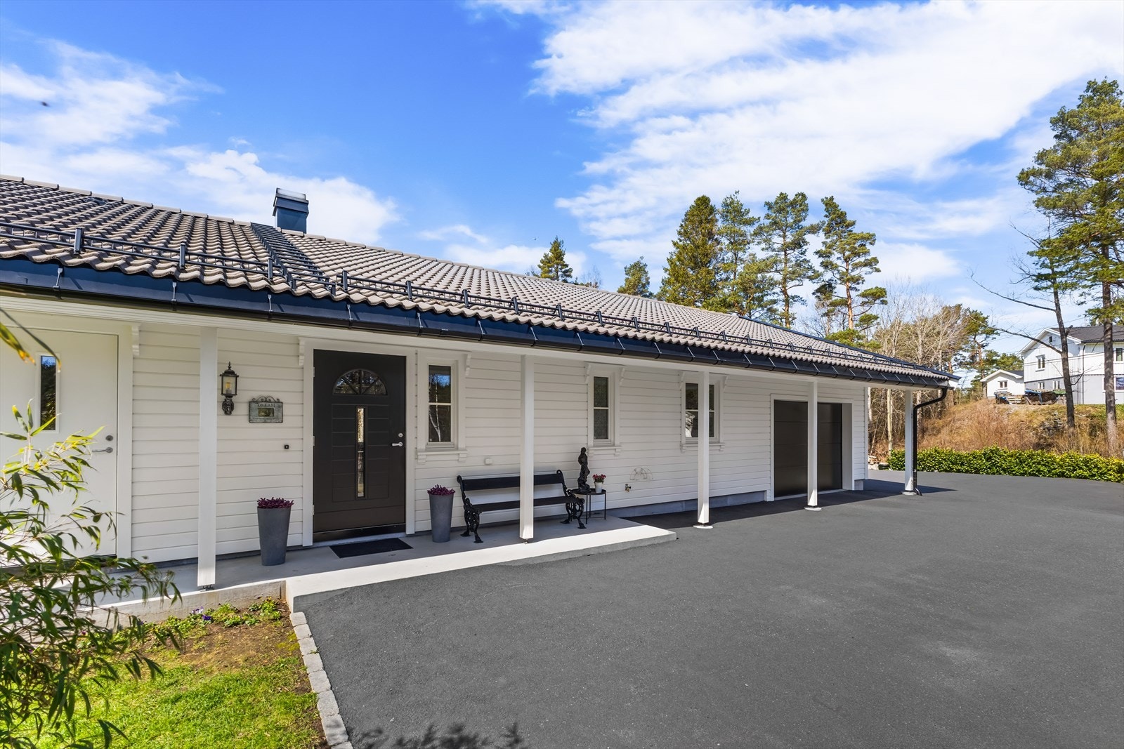 Stort asfaltert gårdstun som gir et pent og ryddig uttrykk, samtidig som det er praktisk og enkelt å vedlikeholde. Her får du en lettstelt løsning med god plass til både parkering og aktivitet. Galleribilde