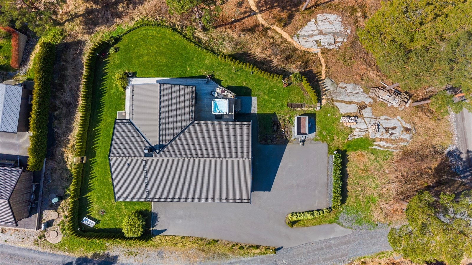 Eiendommen byr på en generøs tomt på hele 2 236 m², med gode utfoldelsesmuligheter. Galleribilde