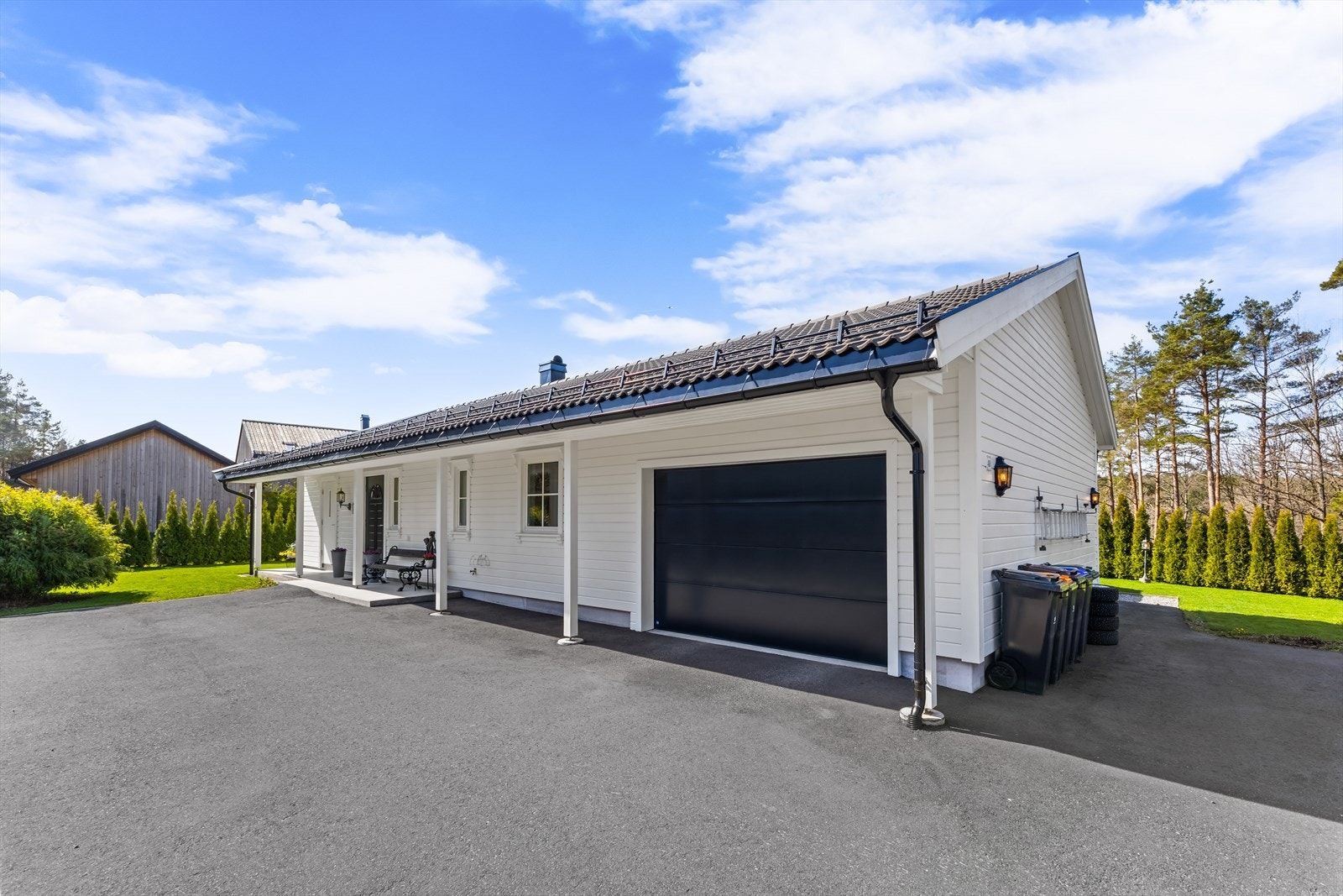 Boligen har integrert garasjeplass med installert elbil lader Galleribilde