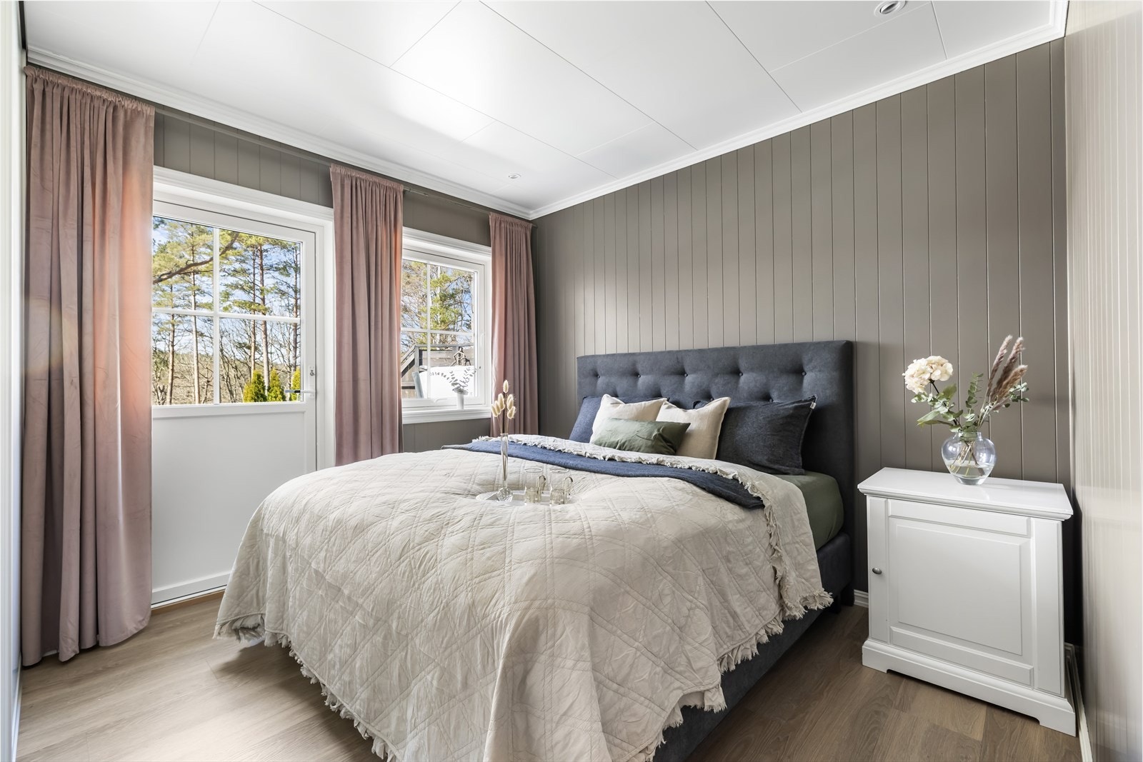 Hovedsoverom med direkte utgang til terrasse, jacuzzi mm. samt. skyvedørsgarderobe til oppbevaring. Galleribilde