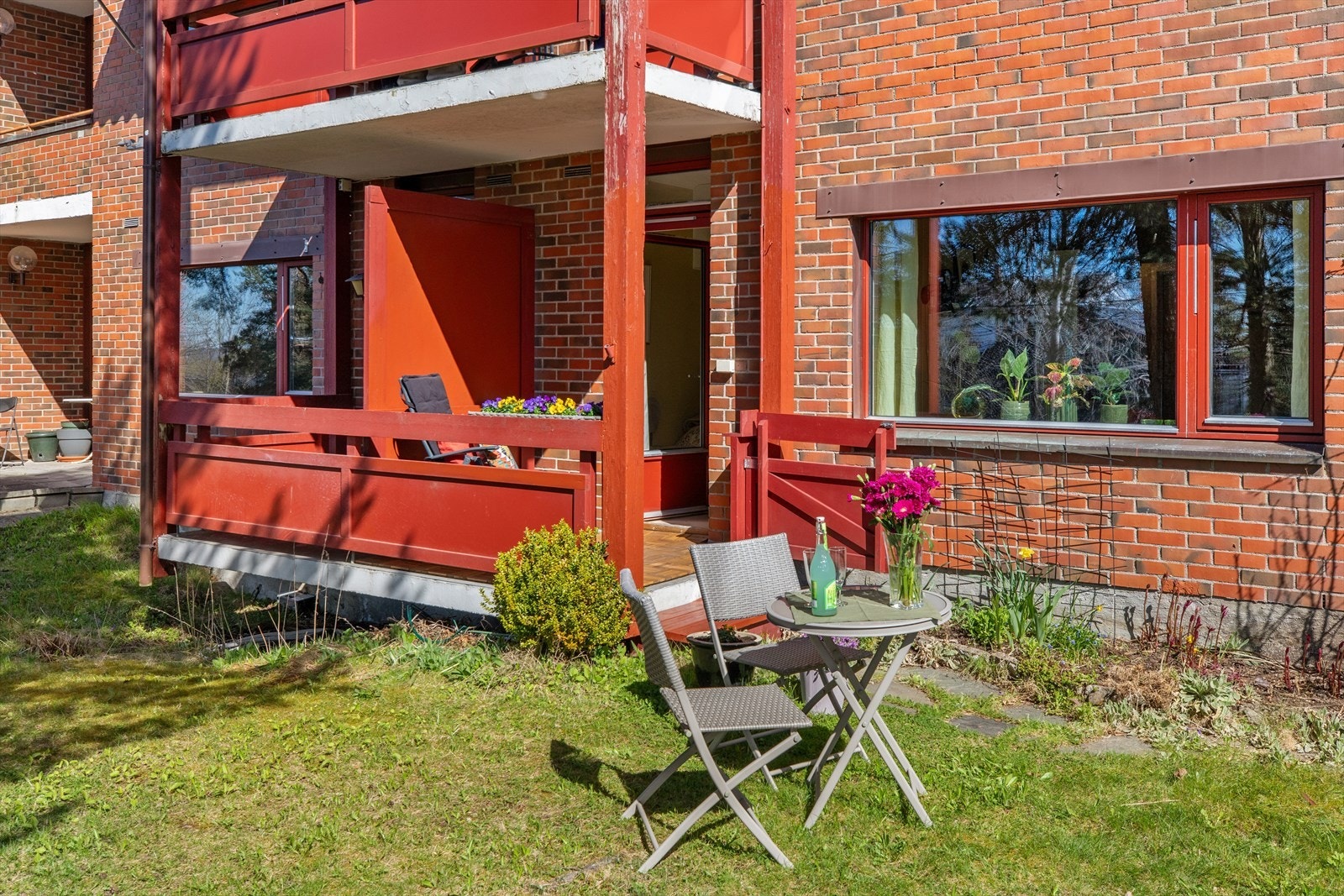 Sørvest-vendt balkong på ca. 2,8 m² i rolige omgivelser, svært gode solforhold og direkte utgang til hyggelige, grønne fellesarealer. Galleribilde