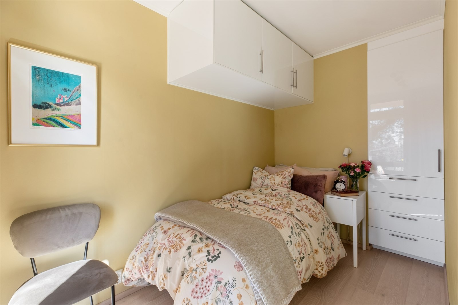 Trivelig og lyst soverom med plassbygget garderobeskap. Galleribilde