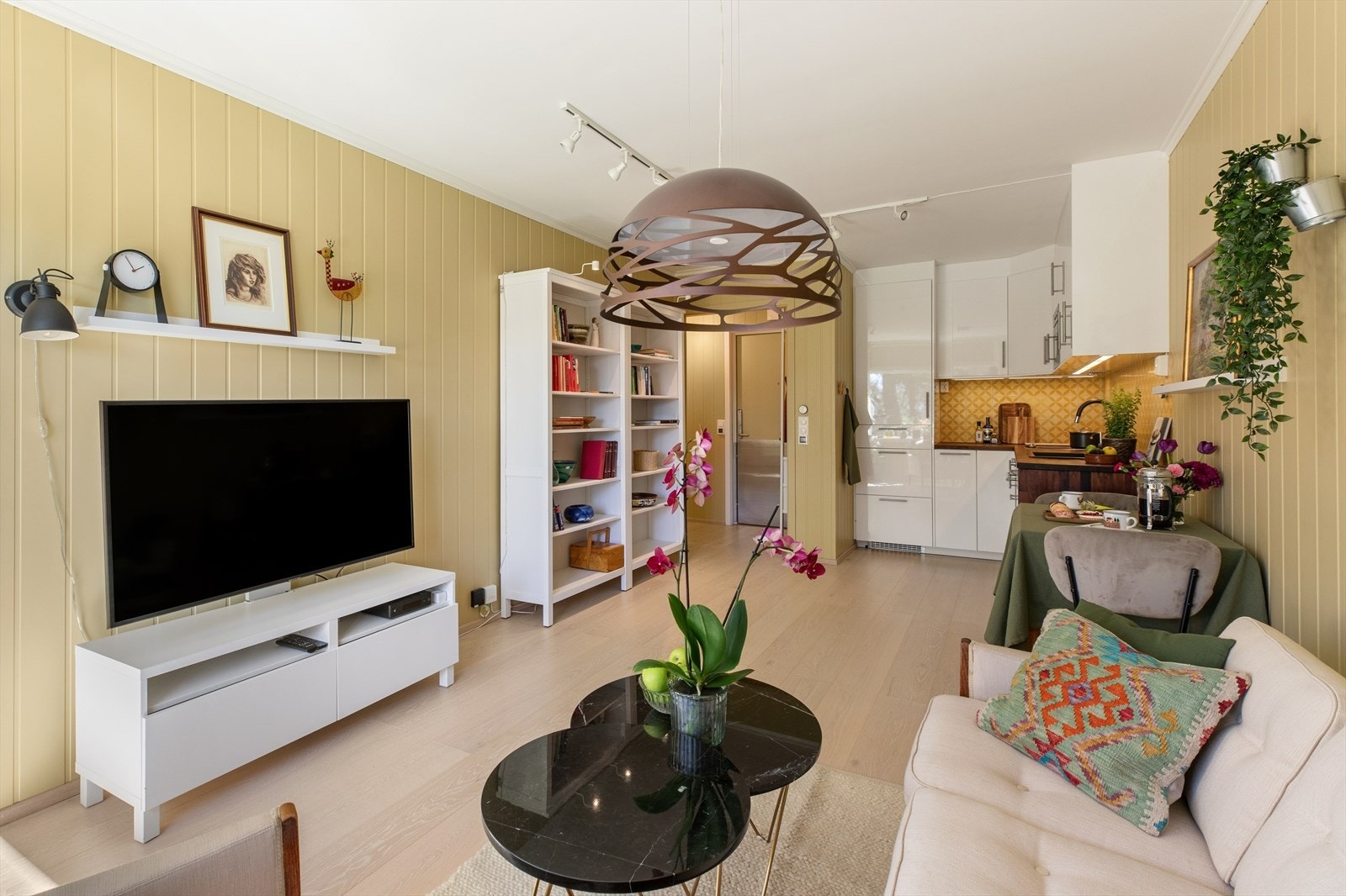 Innbydende og åpen stue/kjøkkenløsning. Galleribilde