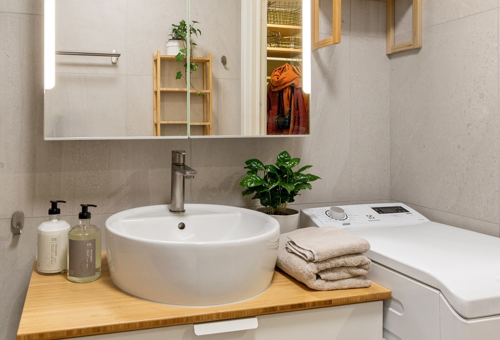 Badet har gulvvarme, opplegg og plass for vaskemaskin. Sameiet har også fellesvaskeri i etasjen. Galleribilde