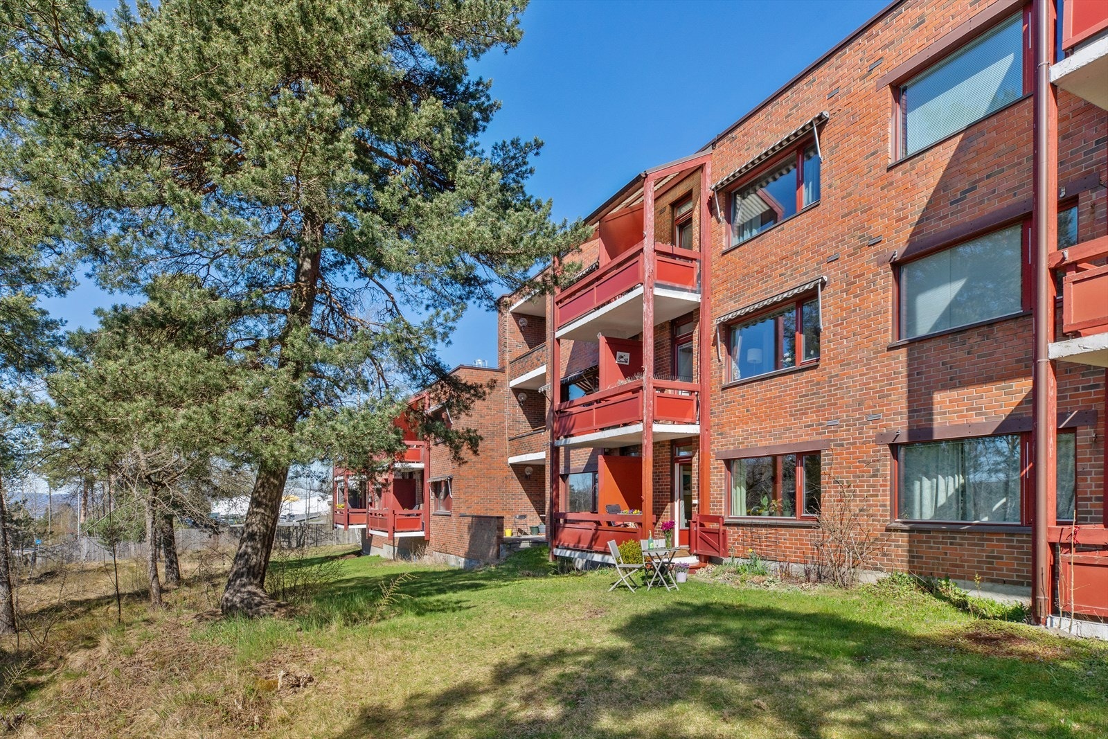Leiligheten ligger i direkte tilknytning til Skovheim Allsenter som tilbyr ulike aktiviteter, servicetilbud og et bredt kulturtilbud. Galleribilde