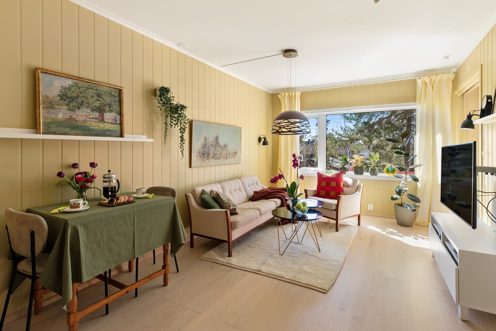 Her er det god plass for sofagruppe og spisebord, samt bokhyller og TV-bord. Galleribilde