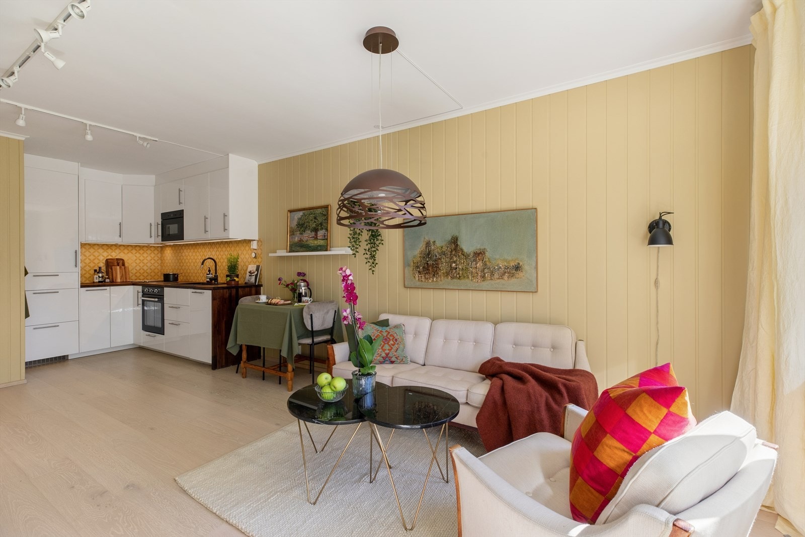 Leiligheten ble totalrenovert i 2019 med gjennomtenkte og praktiske løsninger for en enkel hverdag. Galleribilde