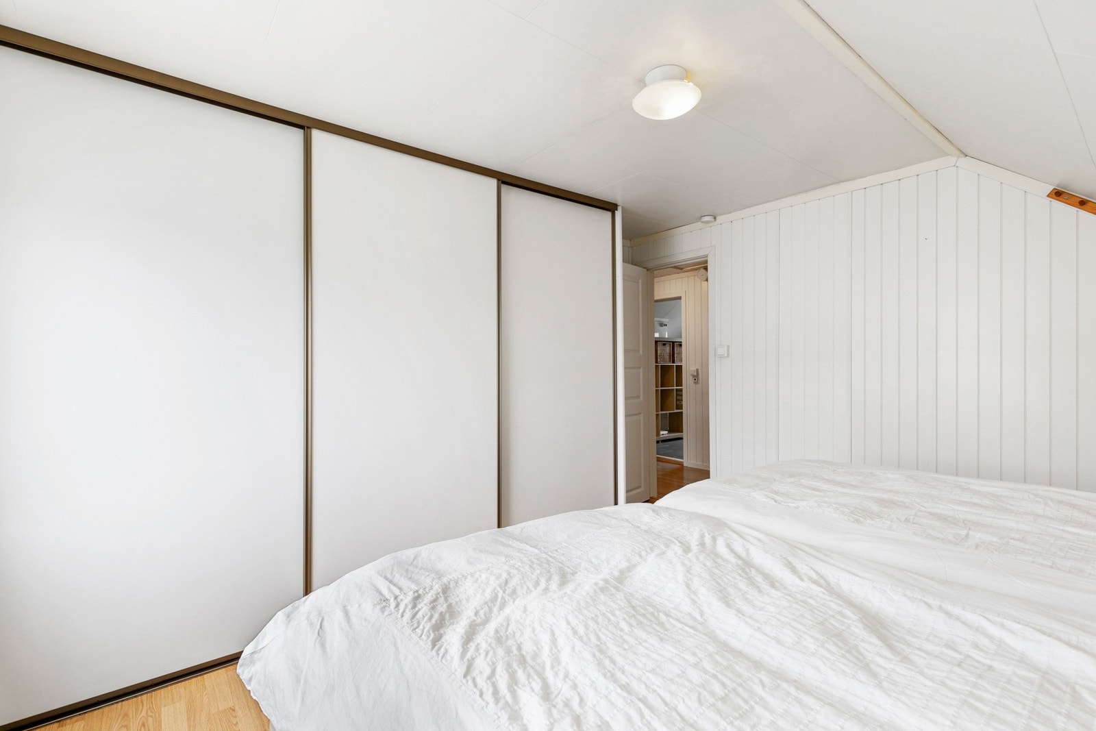 Hovedsoverm med skyvedørsgarderobe på 12 kvm. Galleribilde