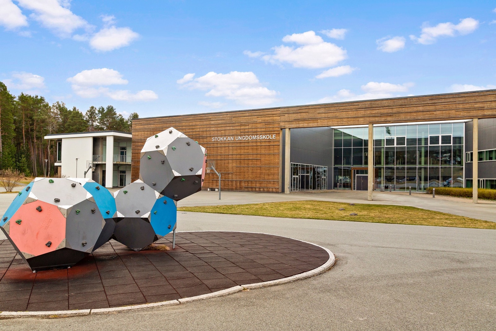 Fra eiendommen er det kort gange til flere barnehager, barneskole, ungdomsskole og videregående skole. Galleribilde