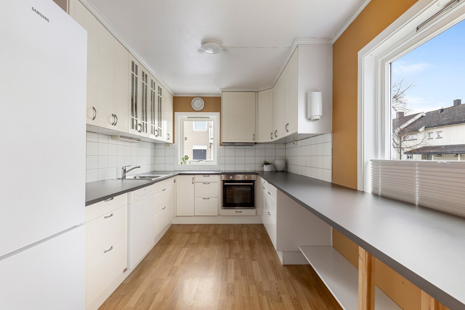Kjøkkenet er delvis adskilt fra stuen og har rikelig med skap- og benkeplass. Galleribilde