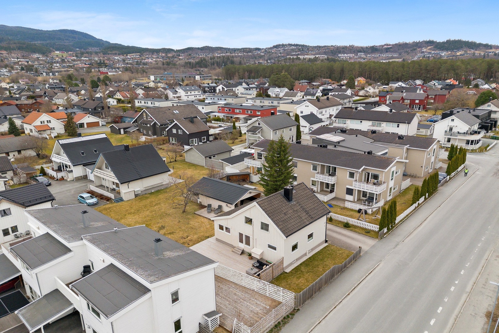 Fra boligen er det gangavstand til skoler, barnehager, kjøpesenter, idrettsanlegg, buss- og togstasjon. Se 360-visning i annonsen! Galleribilde