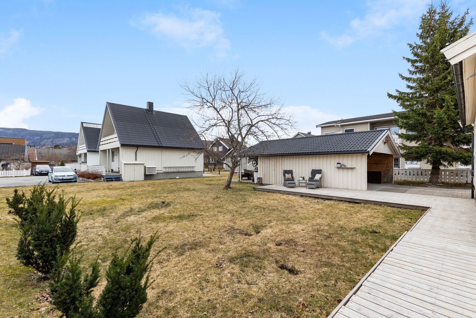 Stor terrasseplatt er etablert foran stue og tilbygg i 2015/2016. Galleribilde