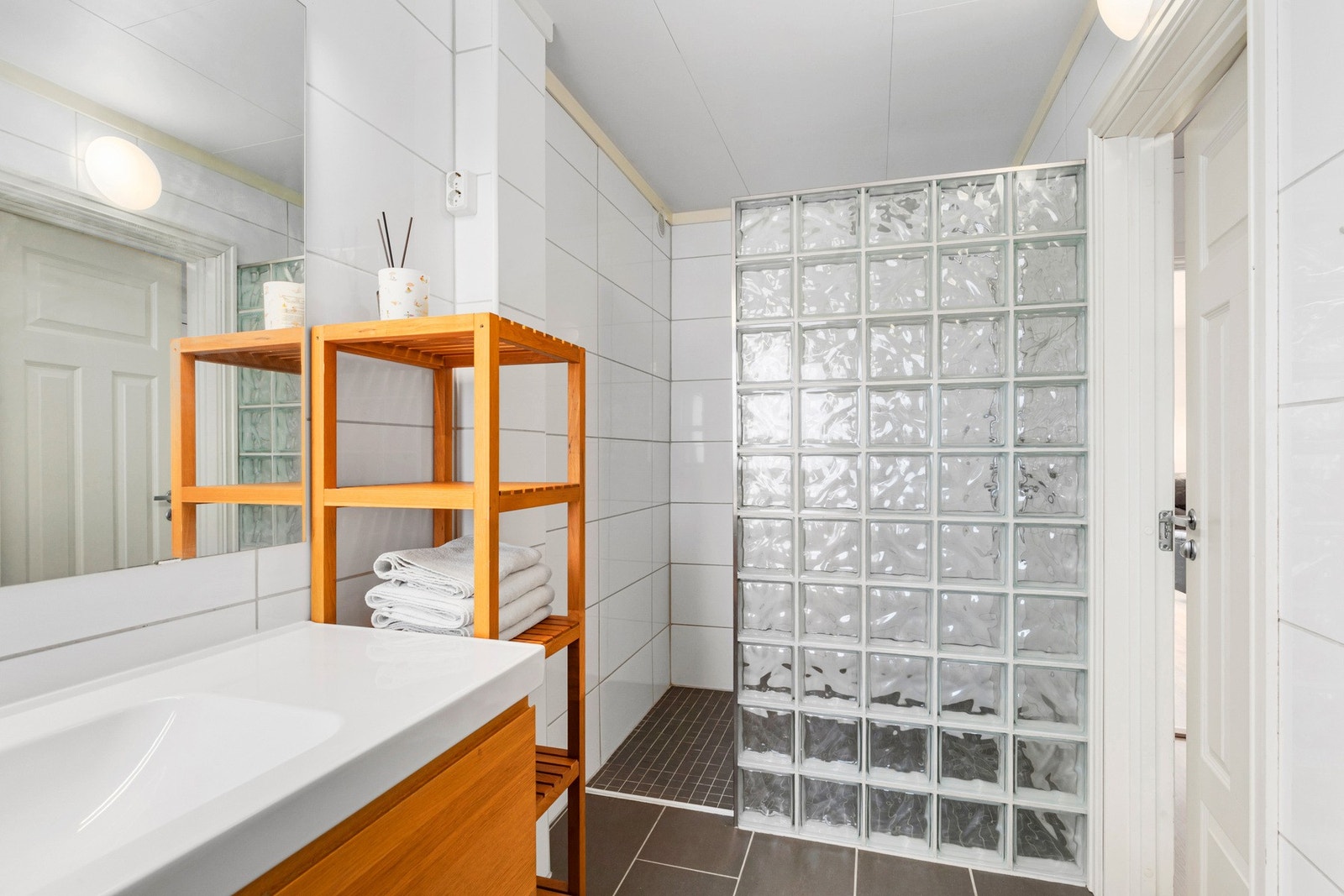 Badet er innredet med dusjnisje, wc, servant og servantskap. Mekanisk avtrekk. Galleribilde