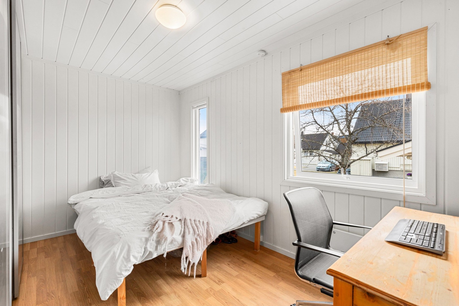Soverom i 1. etasje på 11,5 kvm med skyvedørsgarderobe. Galleribilde