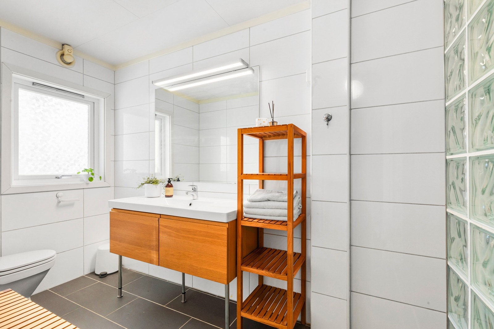 Boligen har baderom i både 1. og 2. etasje - Flislagt baderom i 1. etasje med gulvvarme. Galleribilde