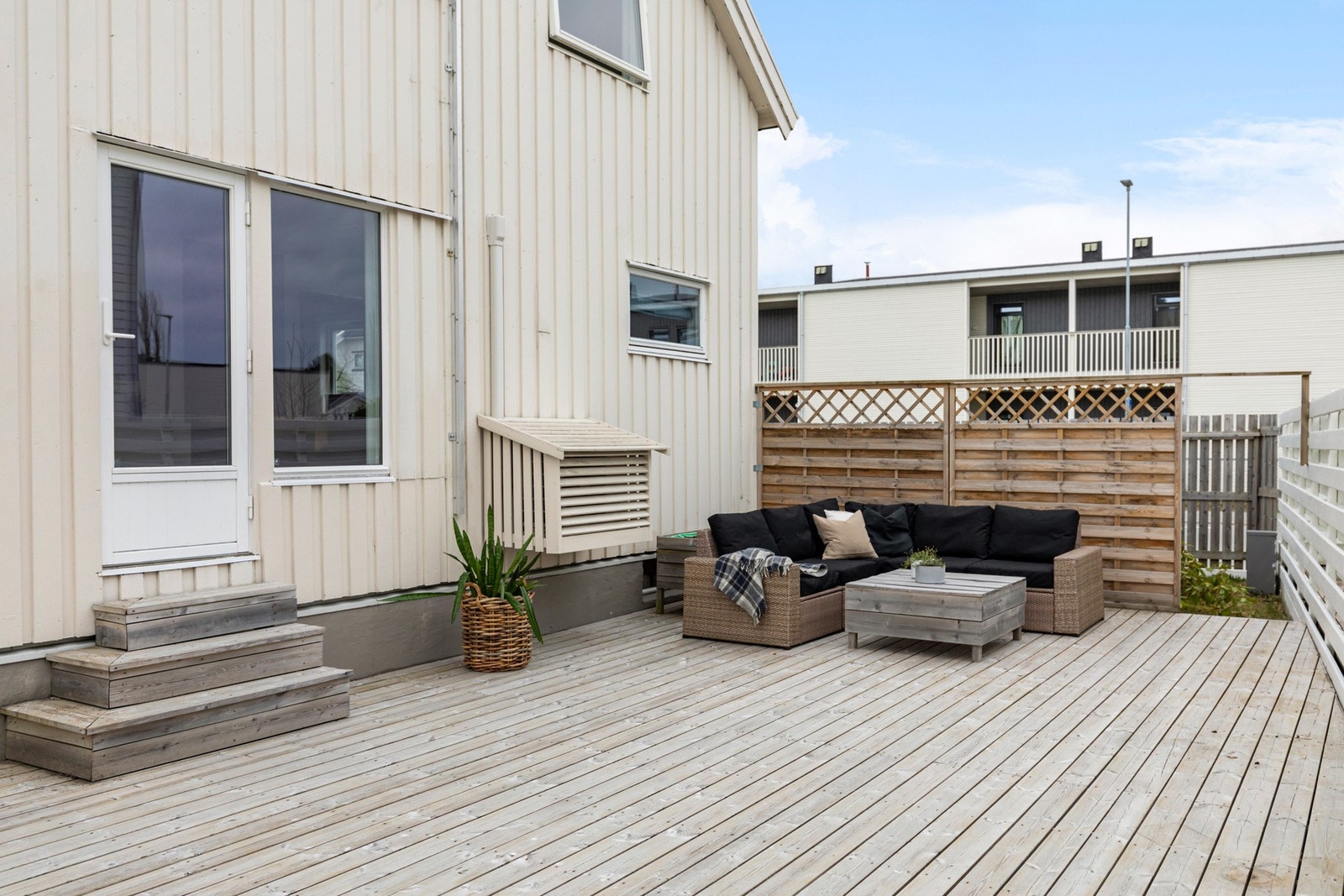 Eiendommen har en stor terrasseplatting på 48 kvm. Galleribilde