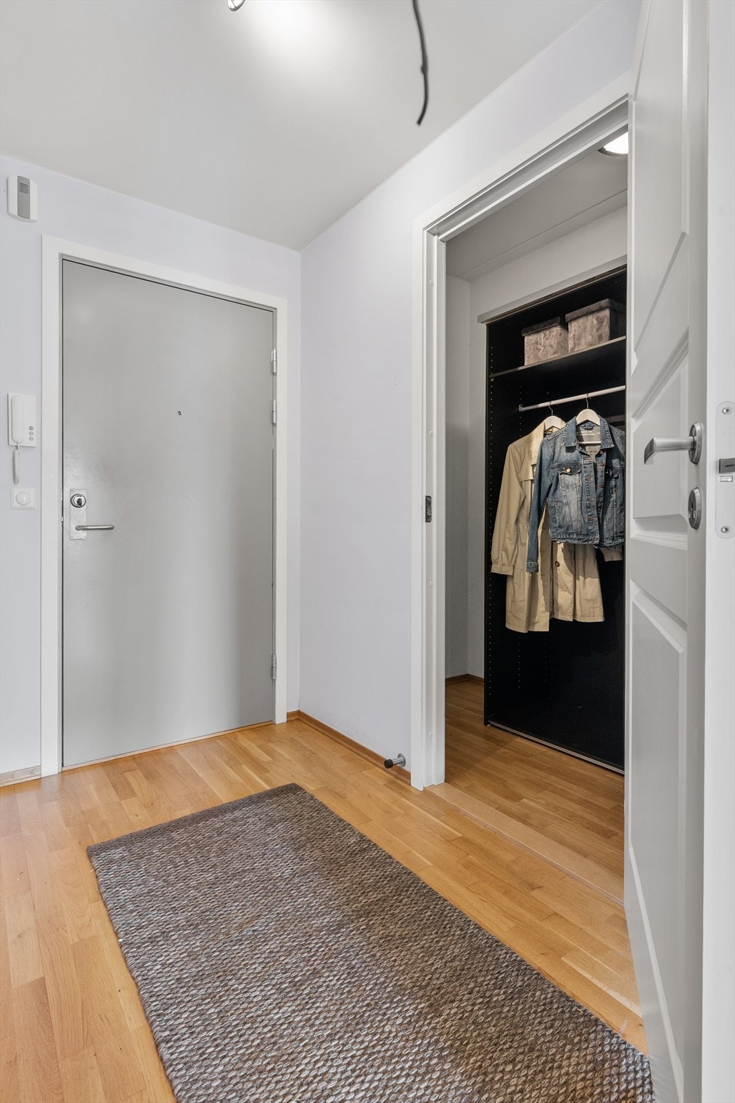 Rett ved inngangen er det en praktisk garderobeløsning for yttertøy og sko. Galleribilde