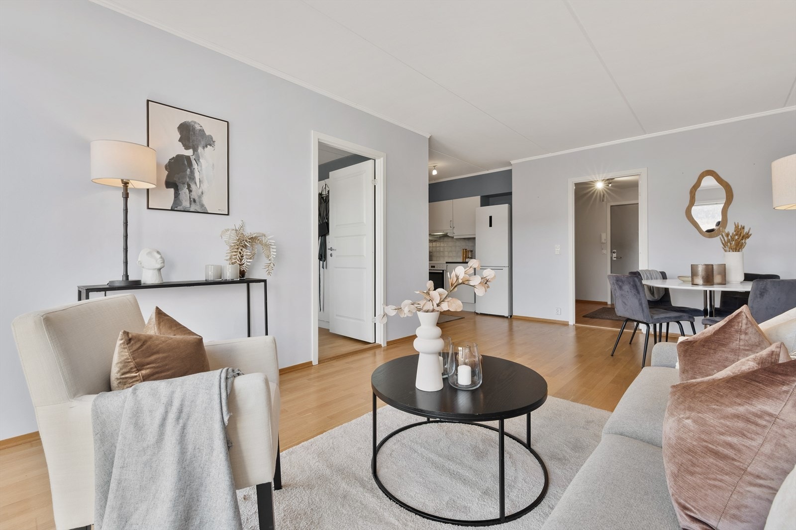 Veggene er malt lyse og parkett på gulv i entré, stue, kjøkken og soverom. Galleribilde