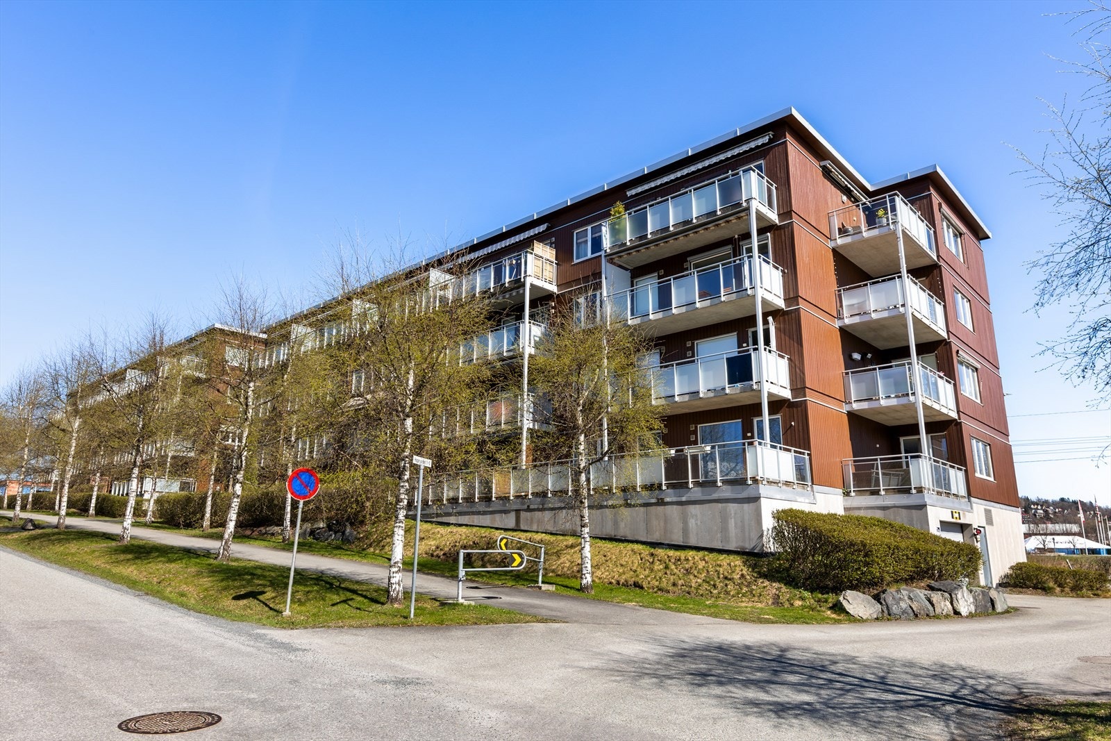 Leiligheten ligger i et etablert og barnevennlig område med lekeplasser i umiddelbar nærhet. Galleribilde