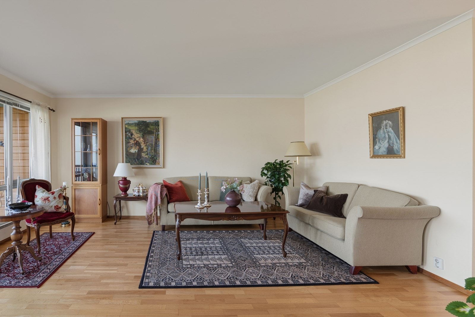 Det er god plass til en romslig sofagruppe. Galleribilde