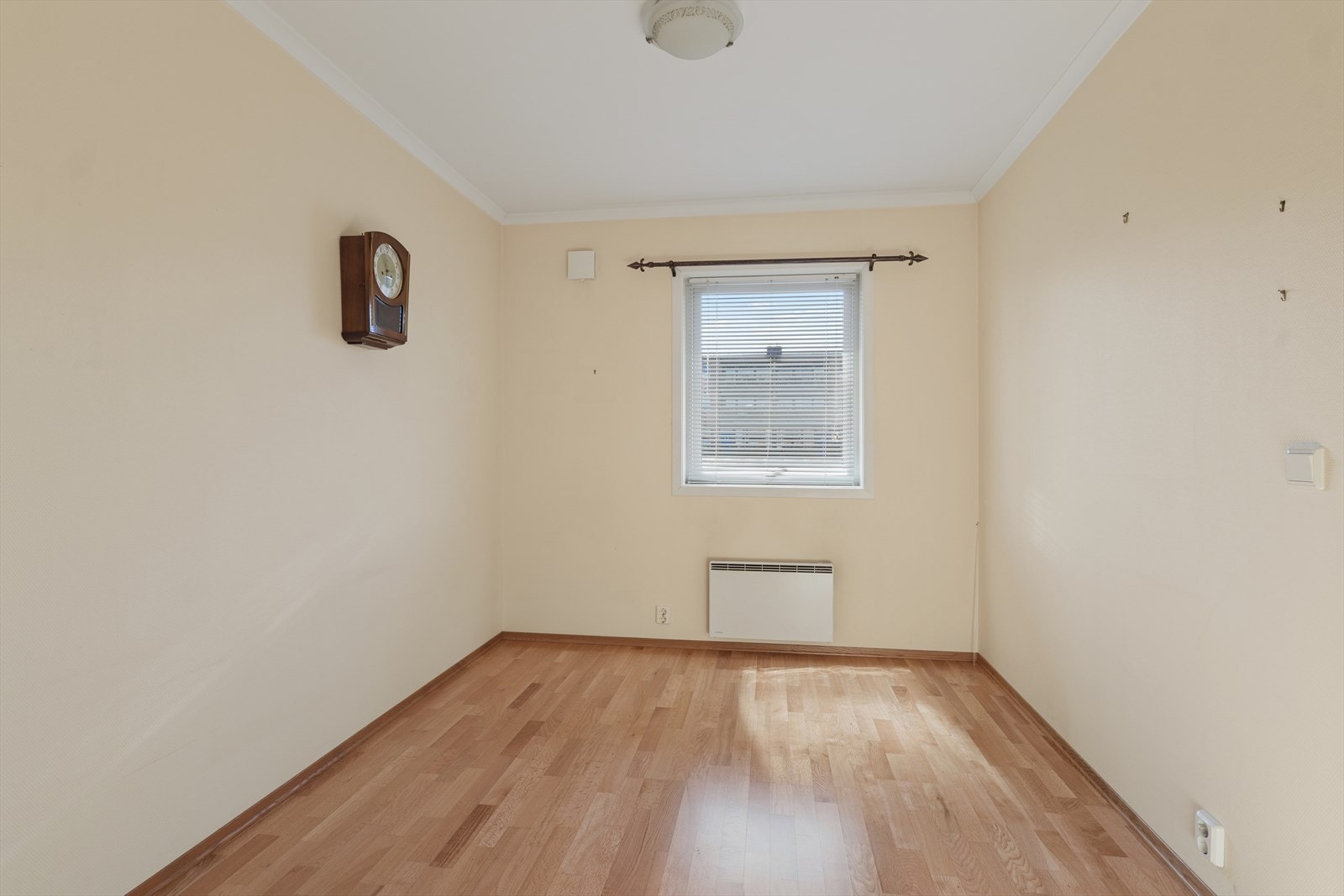 Soverom 2 er også romslig, og har plass til både seng, garderobeskap og annen ønsket møblering, f.eks skrivebord. Galleribilde