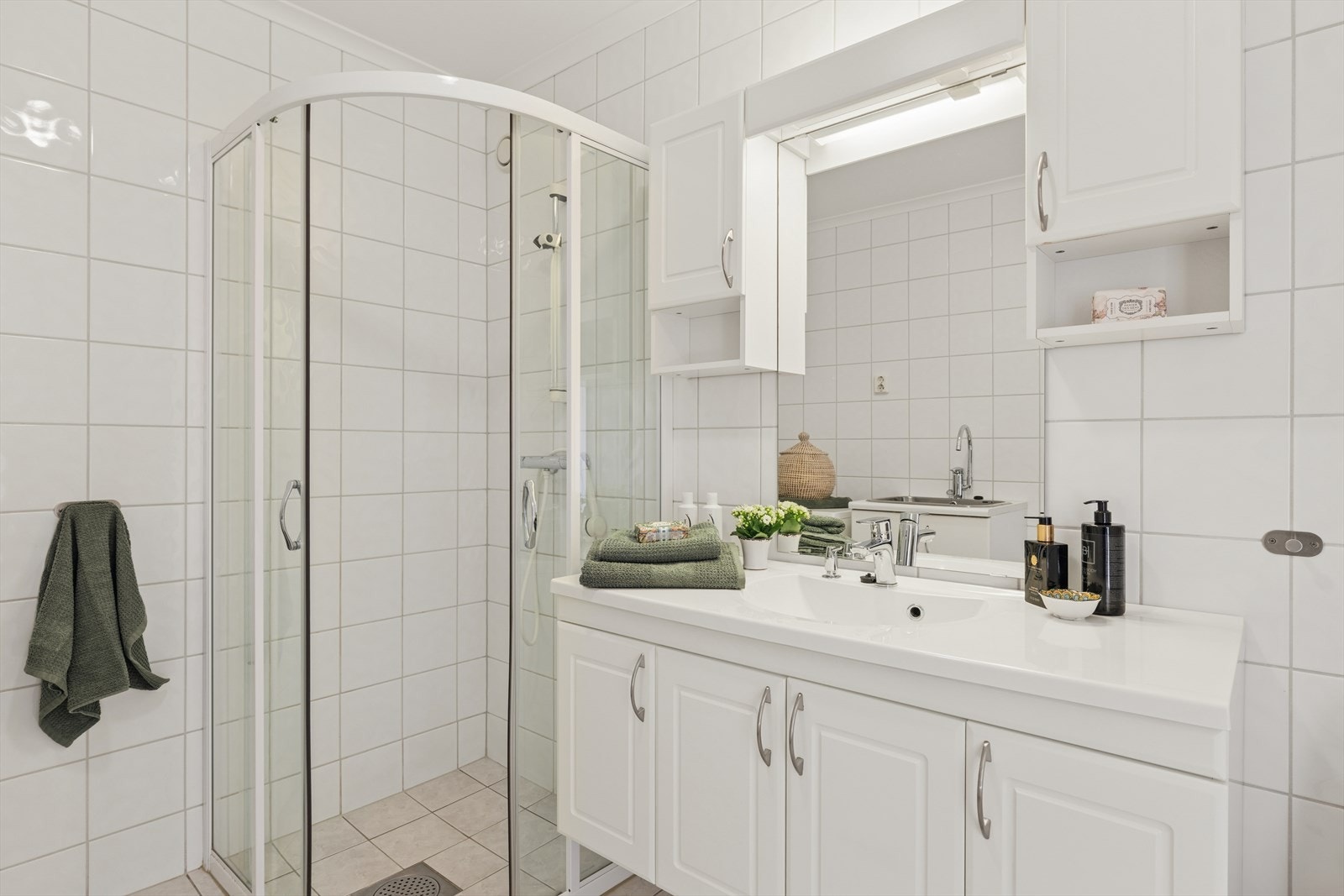 Taket er malt. Rommet er innredet med en servantinnredning, toalett og dusjdører, og det er opplegg for vaskemaskin. Ventilasjonen er mekanisk. Galleribilde