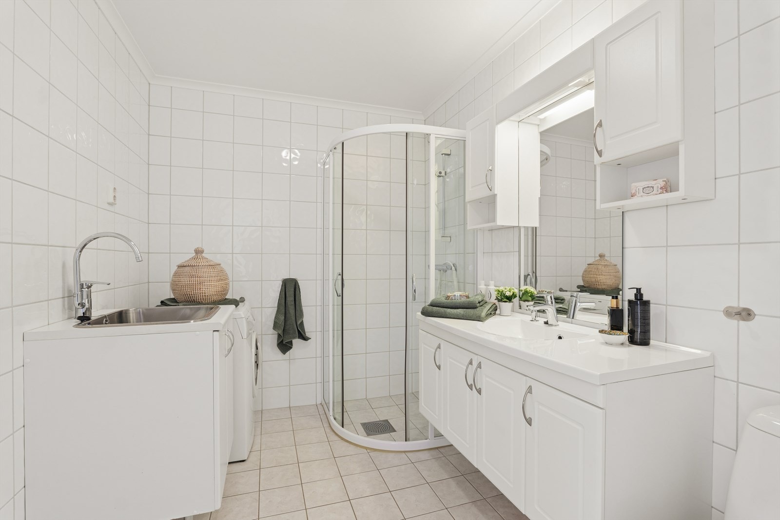 Badet er fra 2006 og er kombinert med vaskerom. Overflatene består av fliser på vegger og gulv, med elektriske varmekabler i gulvet. Galleribilde