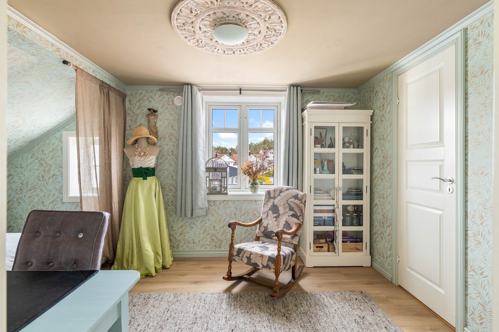 Koselig soverom med nydelige detaljer og lun atmosfære. Galleribilde