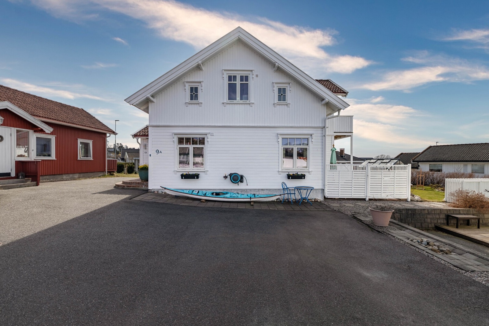 Boligen disponerer to biloppstillingsplasser på sameiets fellesareal. Galleribilde