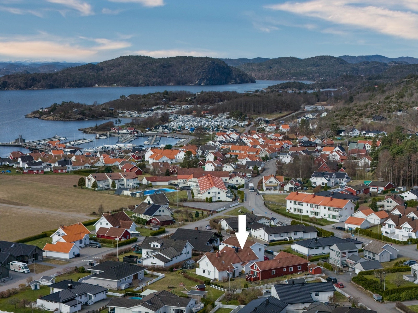Eiendommen ligger i et attraktivt og vakkert boligfelt i Helgeroa med kort vei til sjø, strand og brygge. Galleribilde