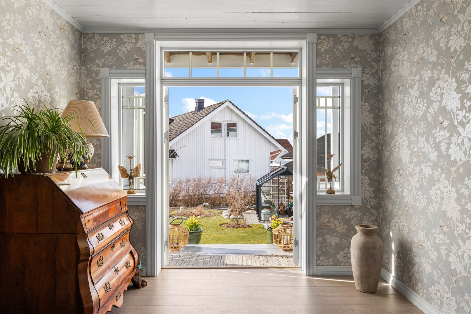 Fra stuen har du adkomst til eiendommens solrike og koselige uteområde. Galleribilde