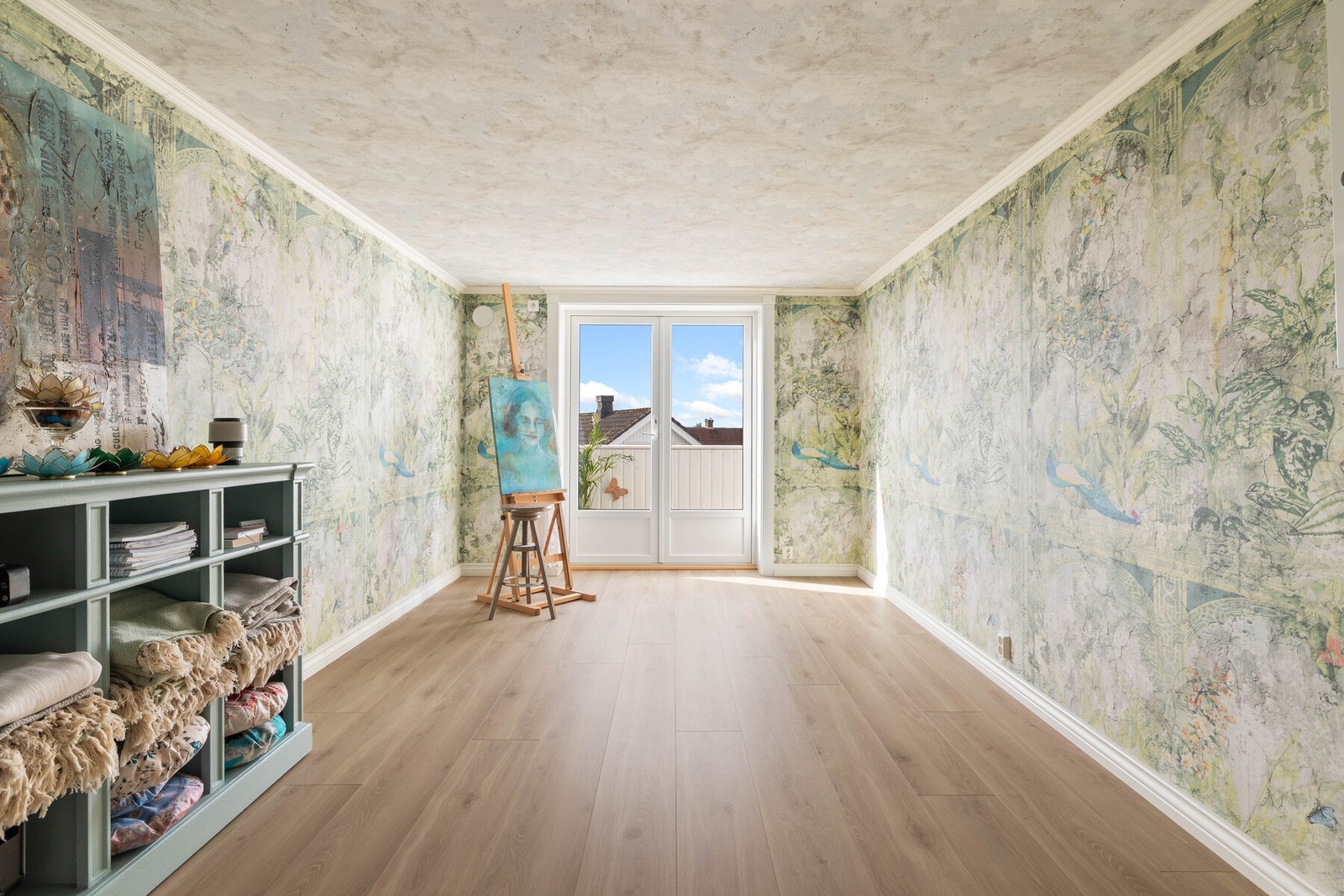 I andre etasje møtes du av et sjarmerende oppholdsrom med utgang til en luftebalkong. Galleribilde