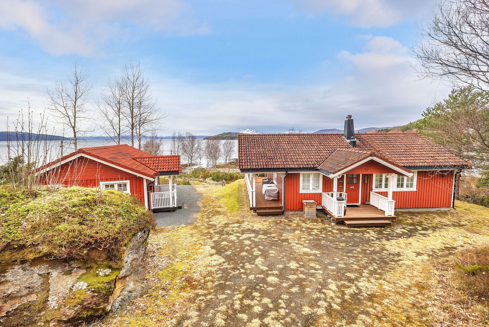 Eiendommen har bilvei helt frem og parkering på tomten. Galleribilde