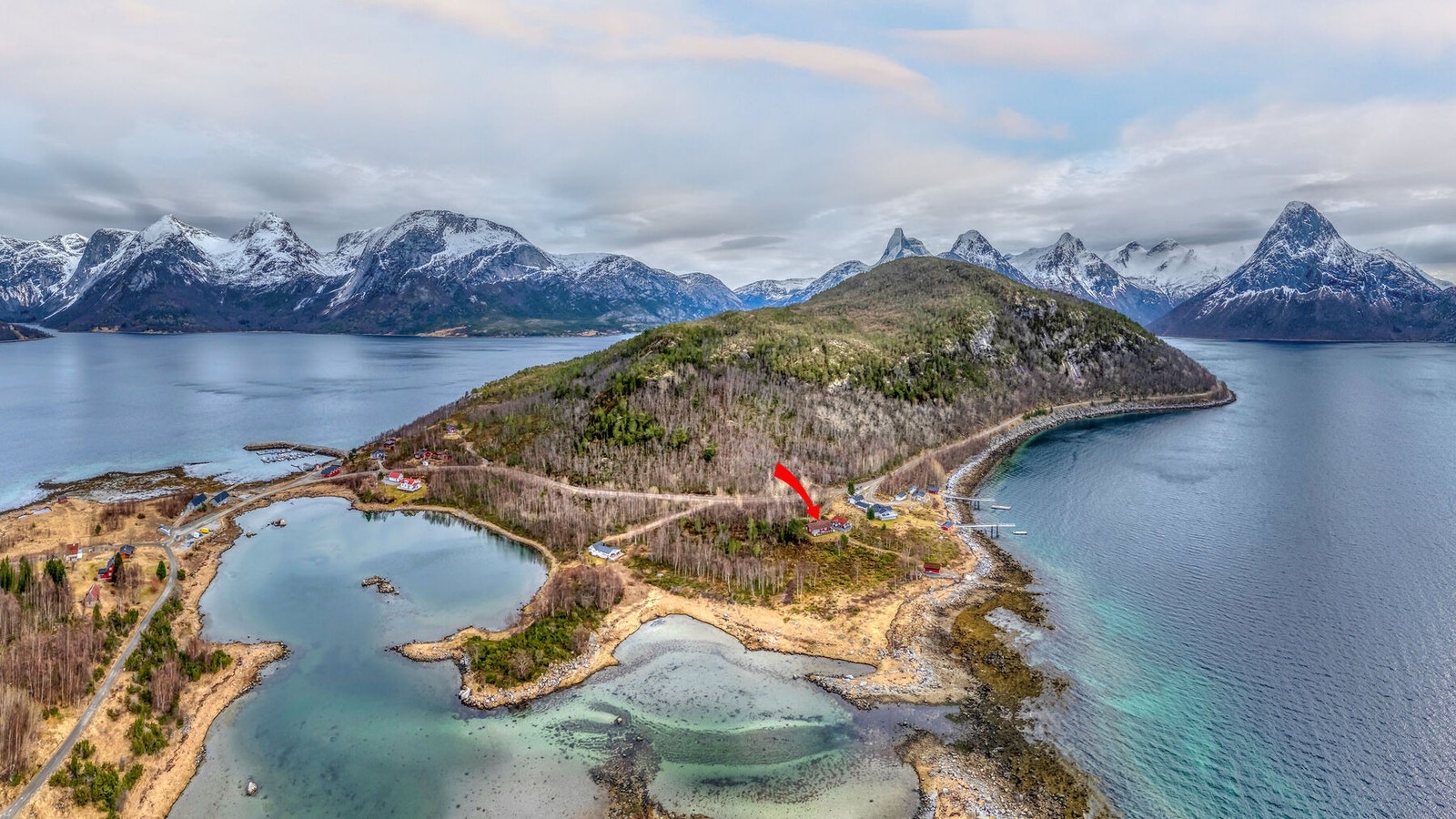 Eiendommen ligger fint til på vakre Haukøy. Her har du både sjø og fjell rett utenfor døra. Galleribilde