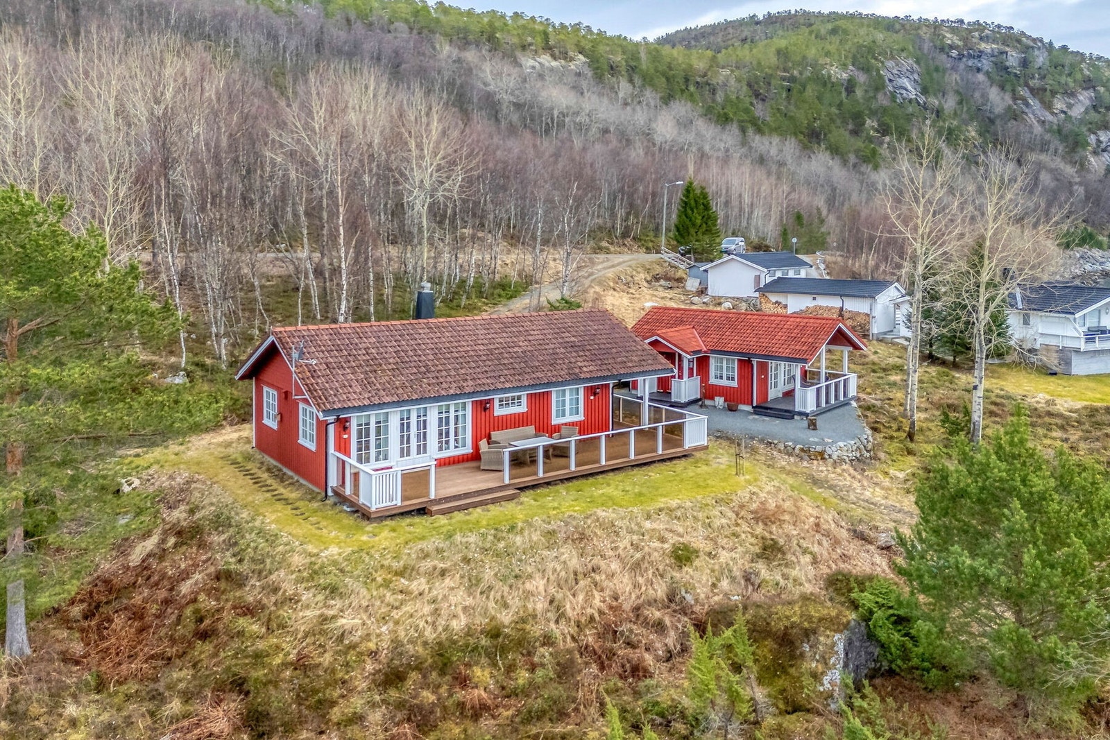 Velkommen til Haukøyveien 96! Fritidsbolig med anneks, helårsvann, strøm, bilvei helt frem og naust. Dette er en sjelden mulighet! Fotograf: Kalle Punsvik Galleribilde