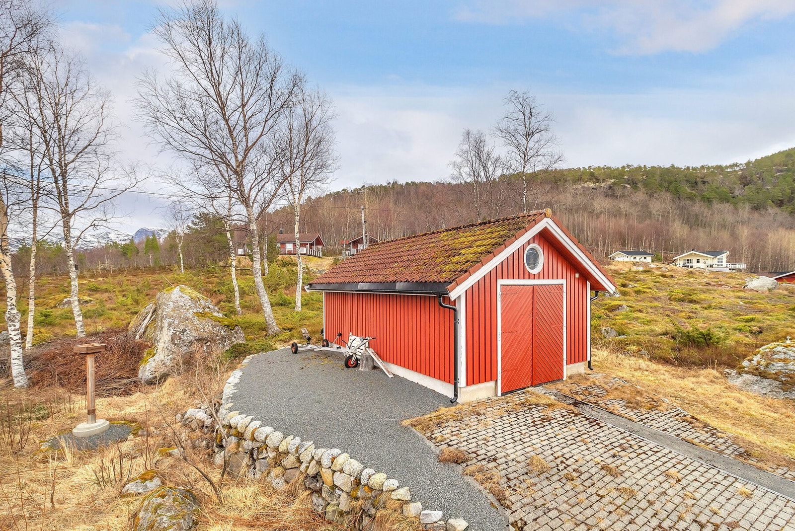 Trivelig uteområde ved naustet Galleribilde
