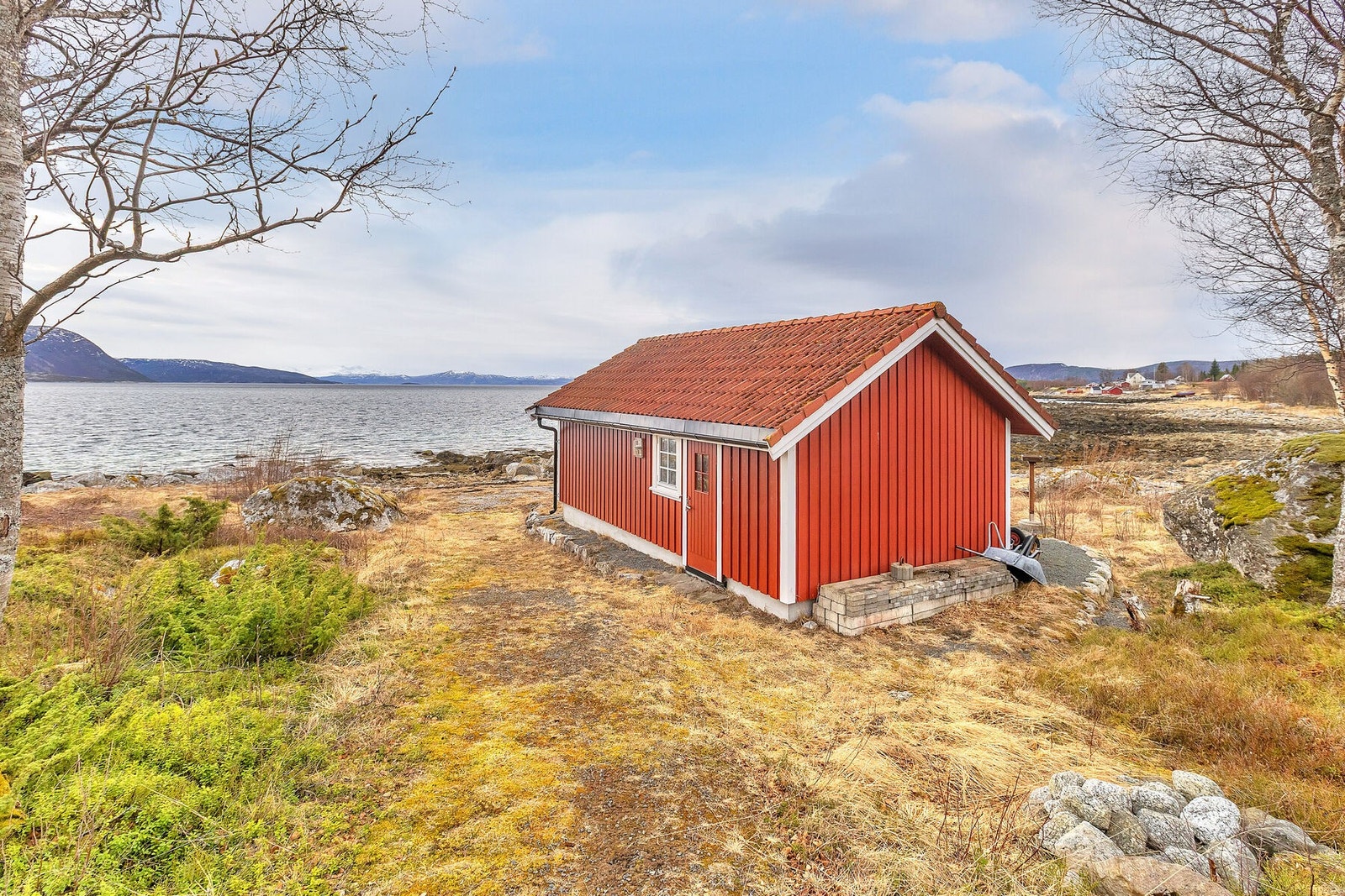 Med eiendommen følger naust bygd i 2012. Her er det perfekte utgangspunkt for et aktivt sjøliv. Galleribilde